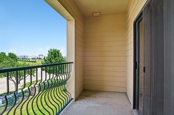 Large patios/balconies